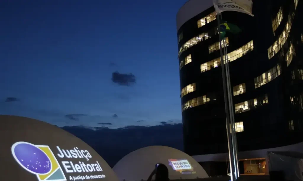 TSE suspende julgamento sobre pesquisa eleitoral polêmica envolvendo Flávio Bolsonaro