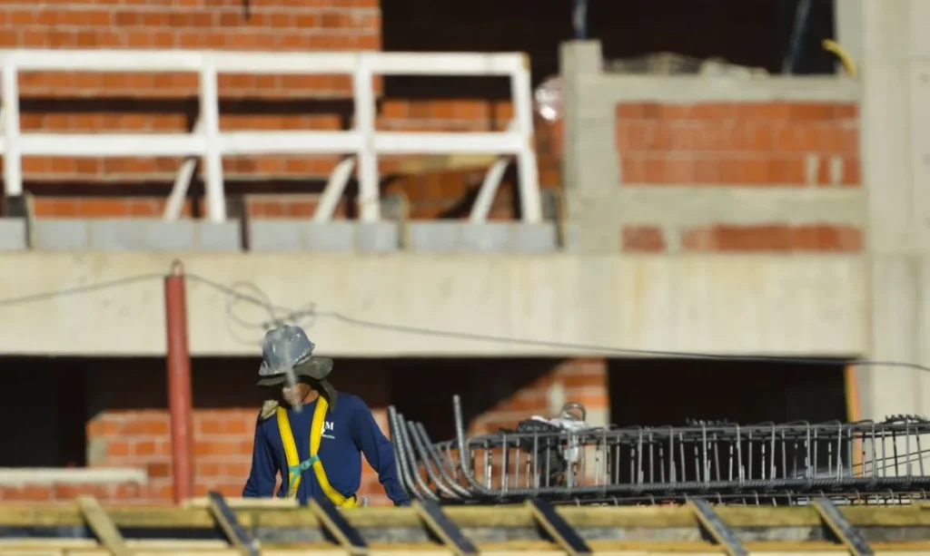Construção civil no Brasil: 2,5 milhões de empregos e renda média de dois salários mínimos