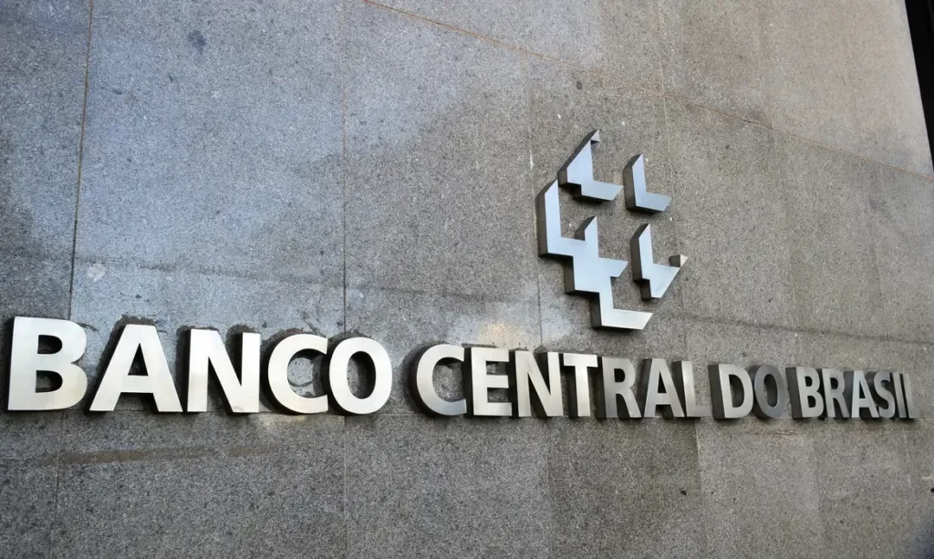 Juros da Selic: mercado eleva projeção para 13,75% em meio a incertezas econômicas
