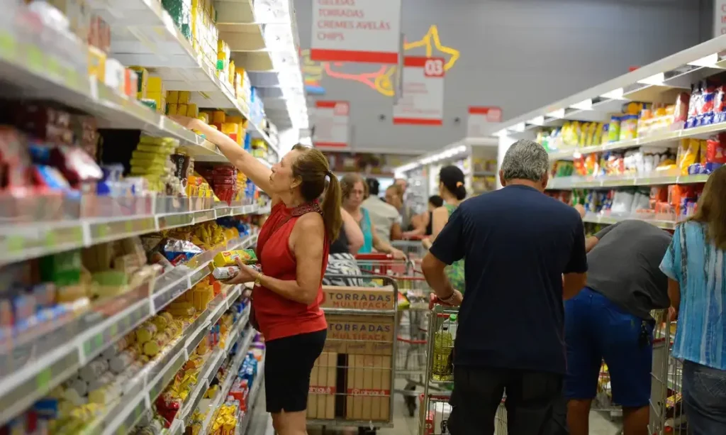 Cesta básica pressiona o bolso do brasileiro: veja onde os preços mais subiram em junho