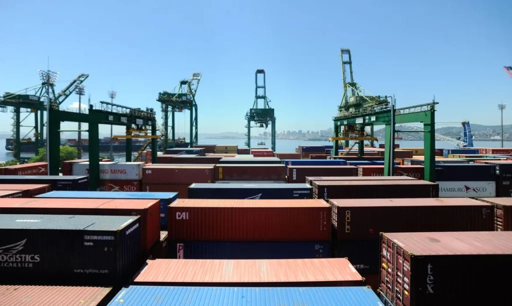 Tarifaço dos EUA: impacto limitado na balança comercial brasileira, mas setores industriais sentem o golpe