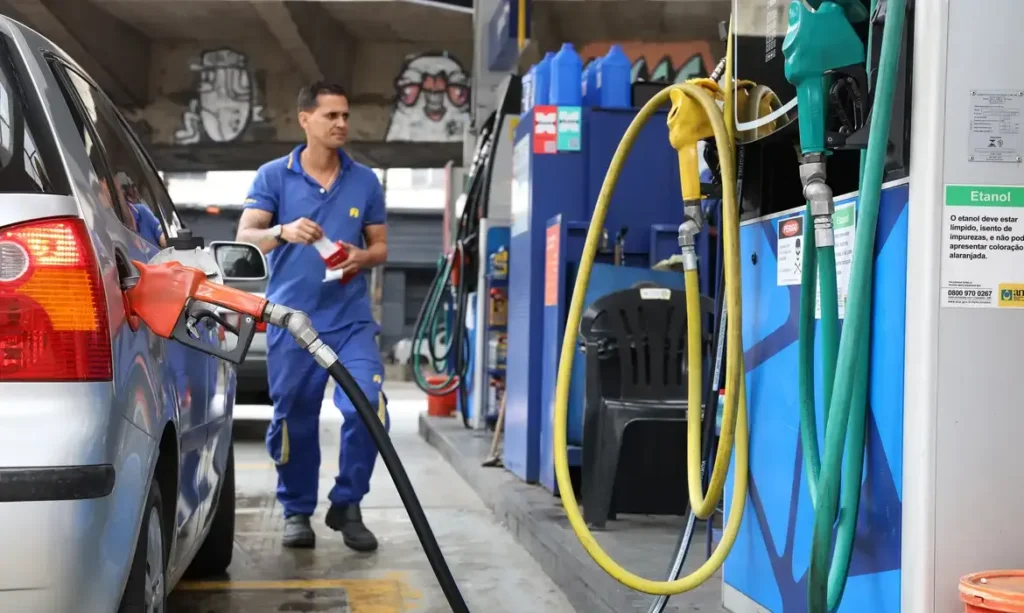 Governo avalia prorrogar subsídio da gasolina em meio a tensões globais