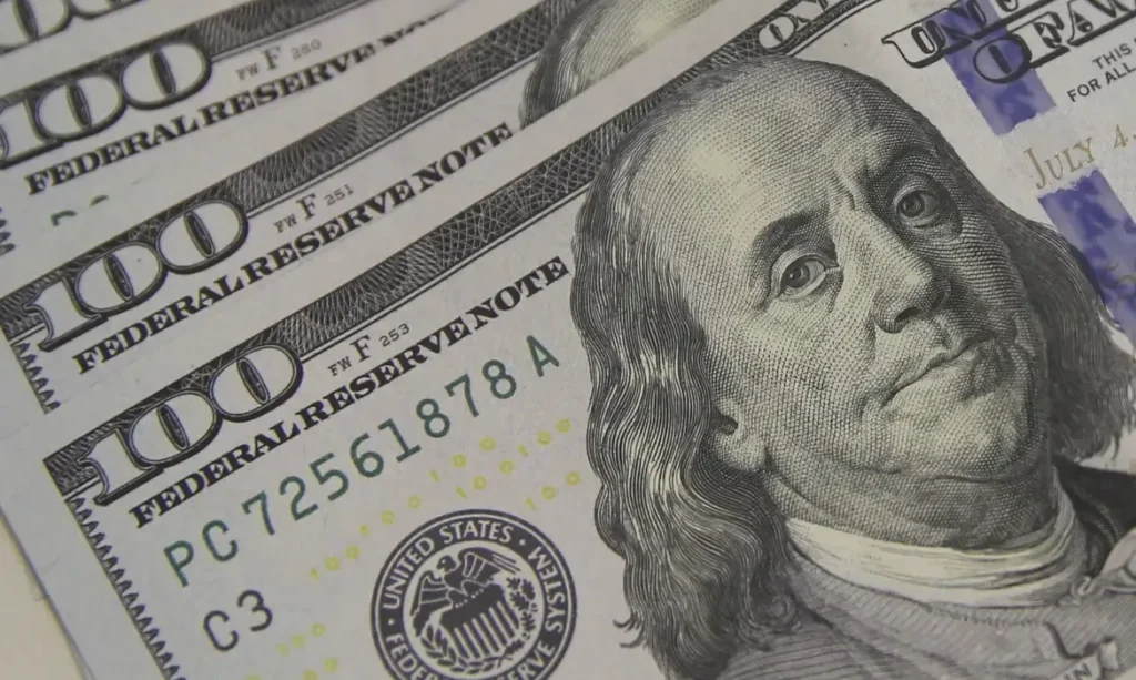 Dólar atinge menor patamar em quase dois meses com cenário externo favorável