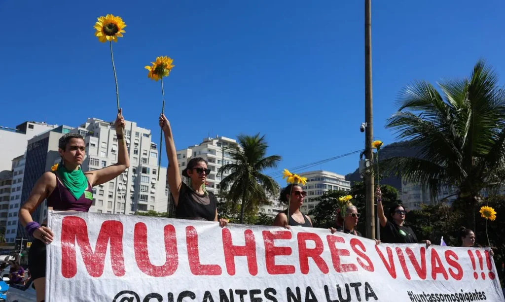 Mulheres em todo o Brasil se unem para exigir votação do PL que criminaliza a misoginia