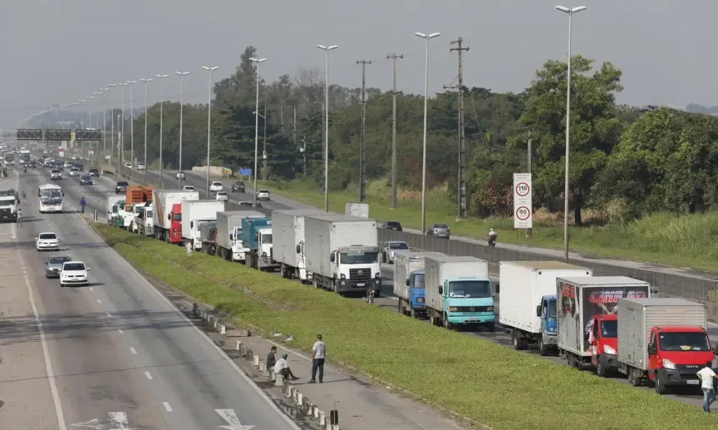 Frete mínimo para caminhoneiros agora é lei; entenda as novas regras de fiscalização