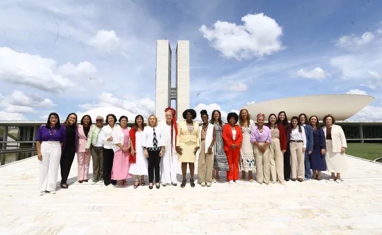 Candidaturas femininas para a Câmara: queda de 24% em 2026 levanta debate sobre representatividade