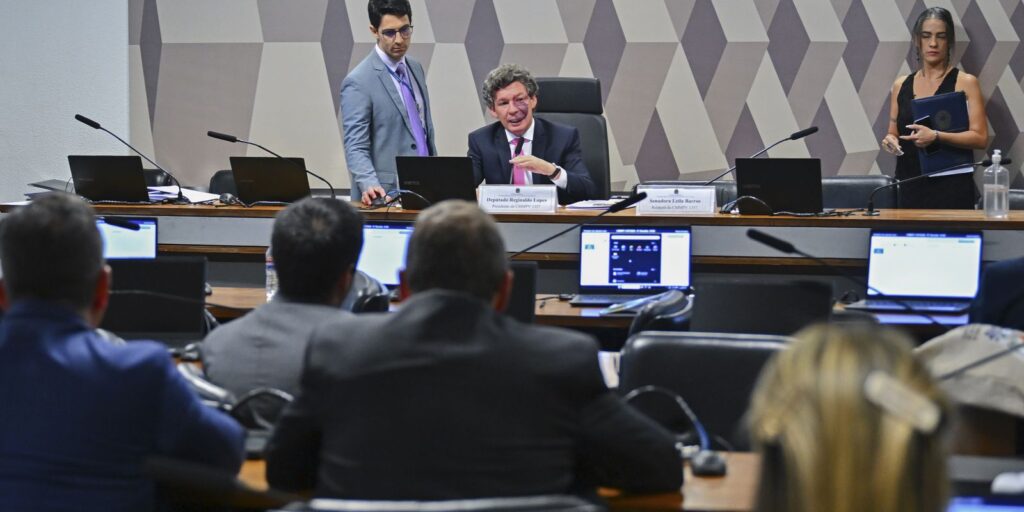 Votação da ‘taxa das blusinhas’ é adiada após pedido de ajustes no texto