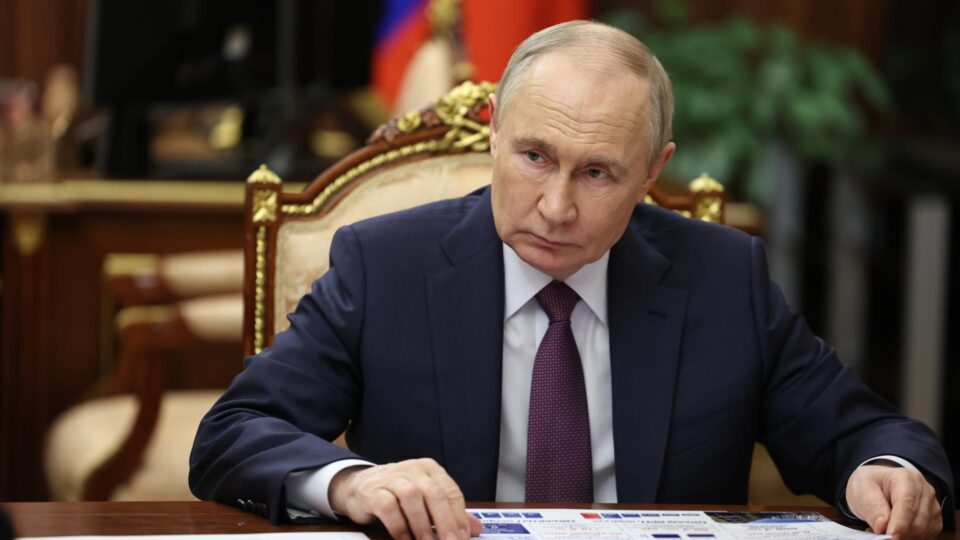 Putin anuncia pausa em ataques a Kiev para receber enviados de Trump