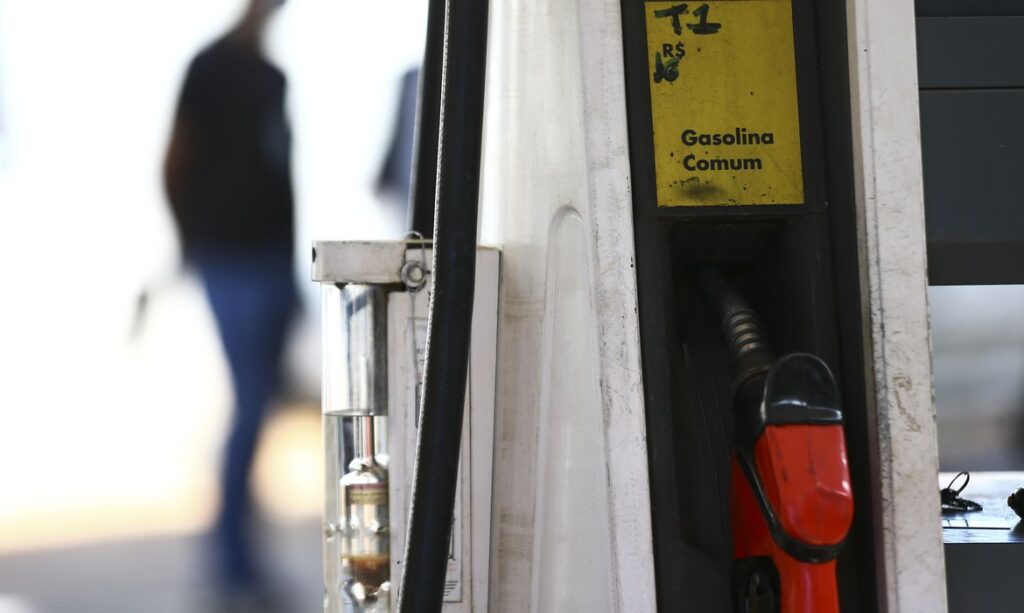 Governo intensifica fiscalização e subsídios para conter alta dos combustíveis