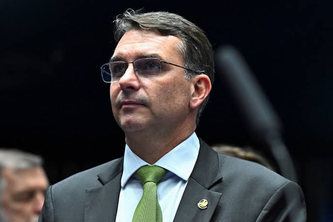 MP Eleitoral pede multa a Flávio Bolsonaro por site não informado ao TSE
