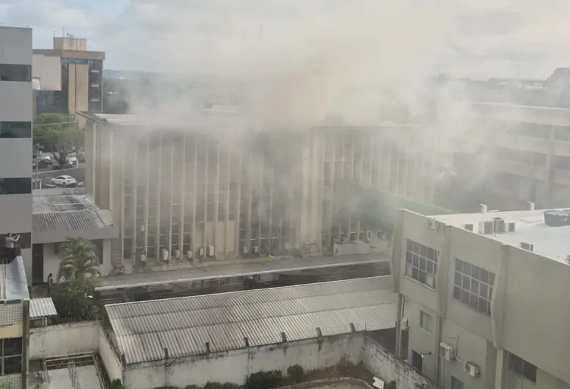 Incêndio atinge prédio da Caixa ao lado do Fórum Enoch Reis, em Manaus, e provoca correria