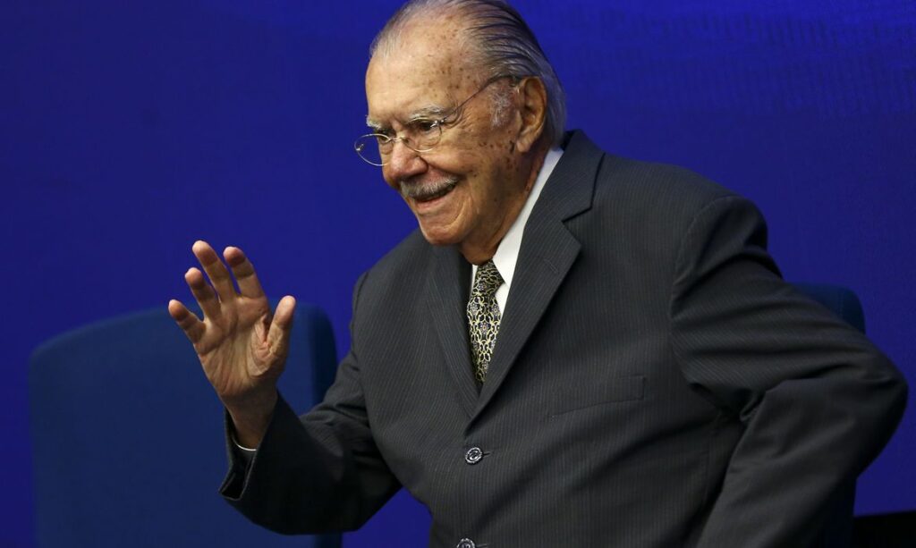 José Sarney é hospitalizado em São Paulo para tratamento de pneumonia