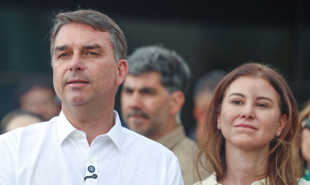 Flávio Bolsonaro participa de missa e celebra liberação de visitas ao pai