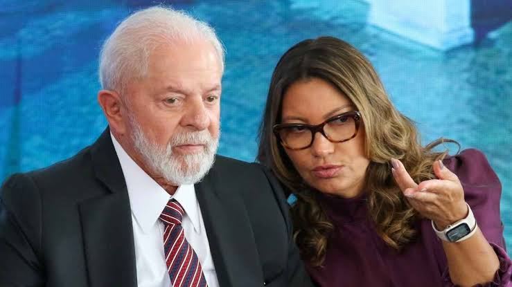 TSE manda remover vídeos de Lula e Janja que dizem que Flávio Bolsonaro vai cortar programas sociais