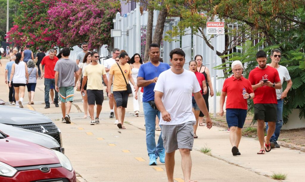 Idosos e jovens eleitores mostram comprometimento cívico no Distrito Federal