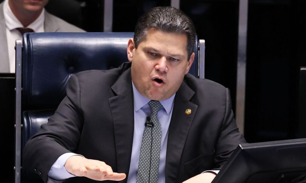 Fim da escala 6×1: Alcolumbre promulga PEC que altera jornada de trabalho e prevê aposentadoria especial